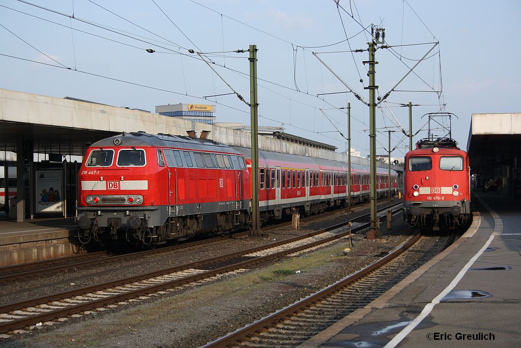 218 447 mit dem RE aus Bad Harzburg und 110 470 mit dem RE aus Nienburg am 30.4.10 in Hannover.