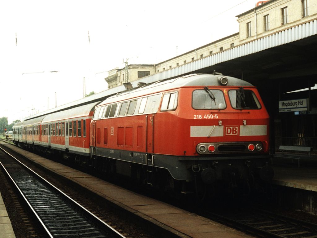 218 450-5 mit RB 36408 Magdeburg-Oebisfelde auf Magdeburgr Hauptbahnhof am 12-8-2001. Bild und scan: Date Jan de Vries.