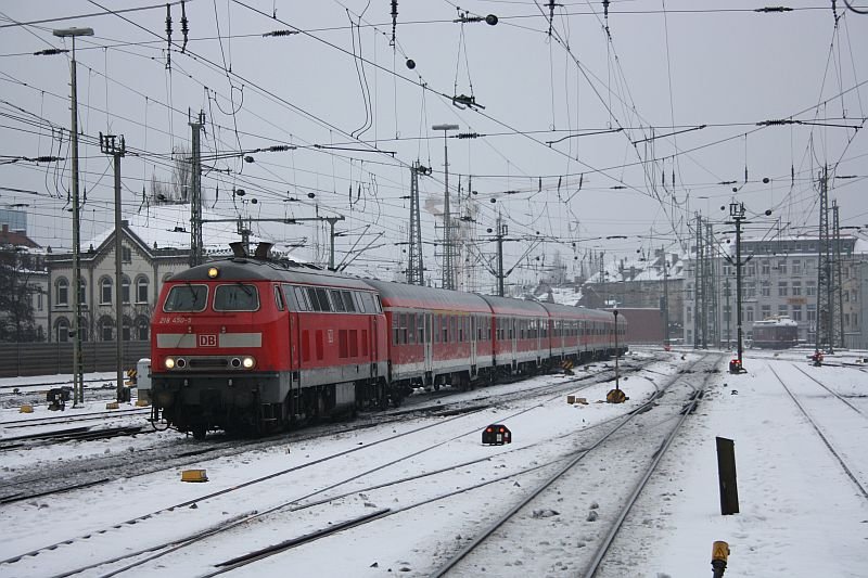218 450 stellt ihren RE nach Bad Harzburg in Hannover bereit, normalerweise zieht die Lok nach Bad Harzburg, allerdings sind einige Garnituren gedreht.