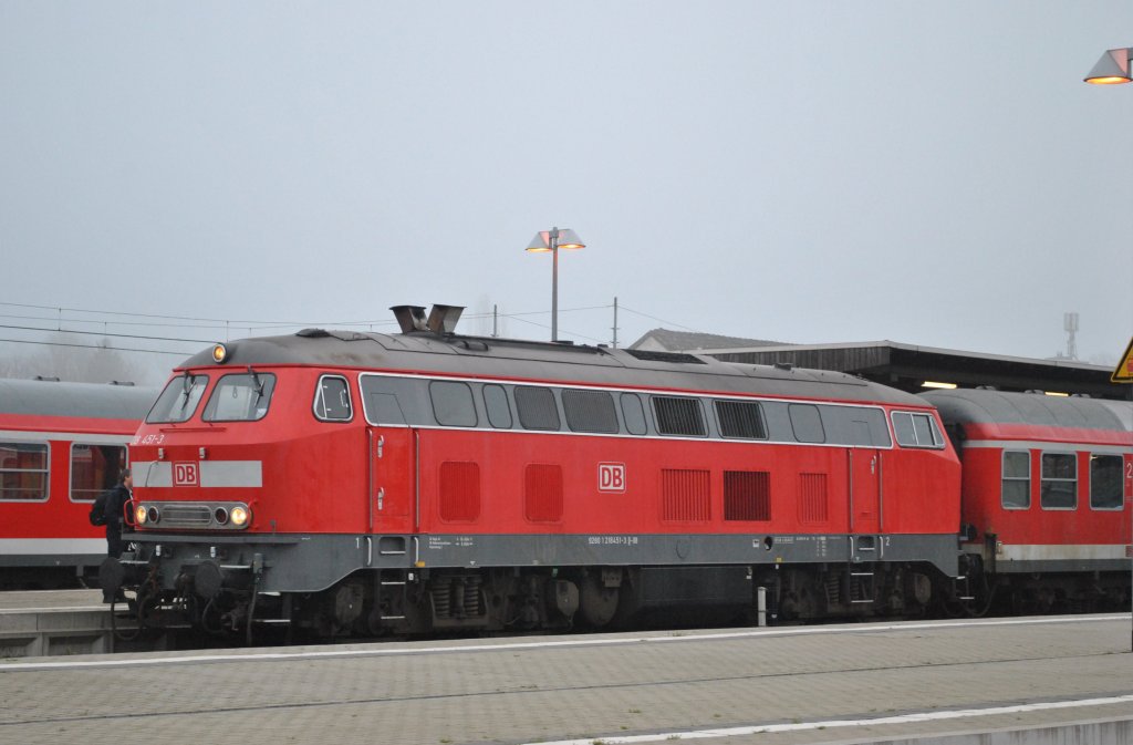 218 451-3, steht am 21.10.2010 mit RB nach Hannover nach Goslar zur Abfahrt bereit.