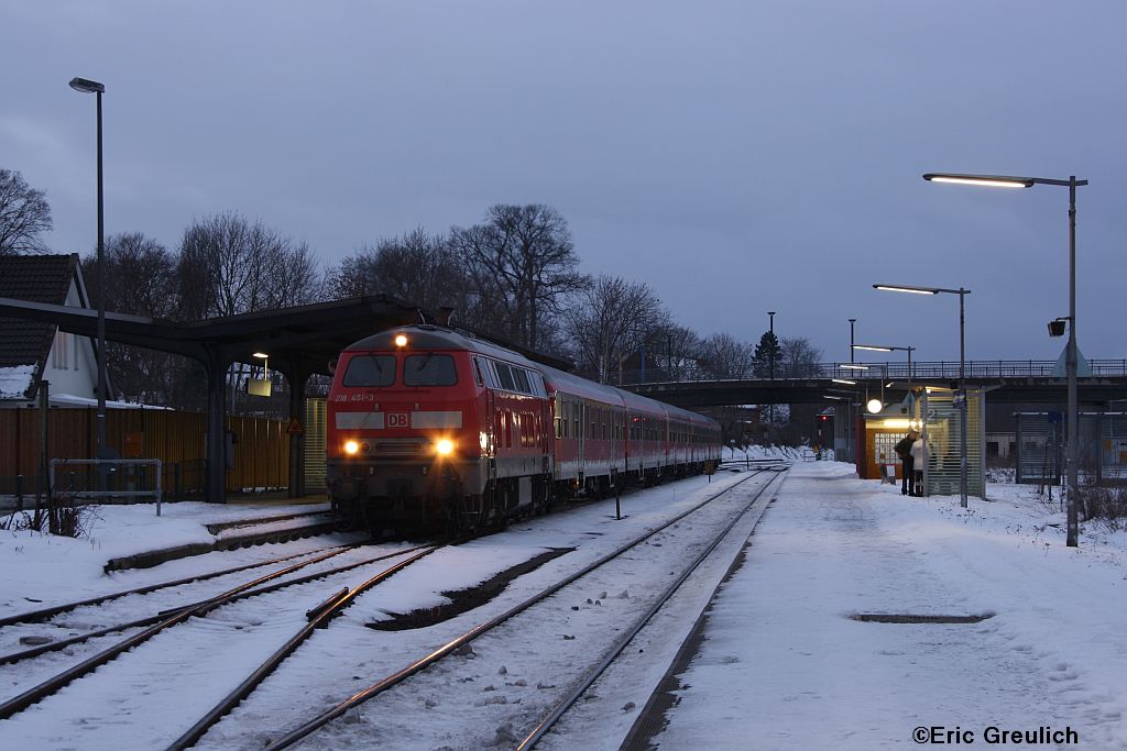 218 451 mit einem RE nach Hannover HBF am 02.01.2010 in Salzgitter Ringelheim.