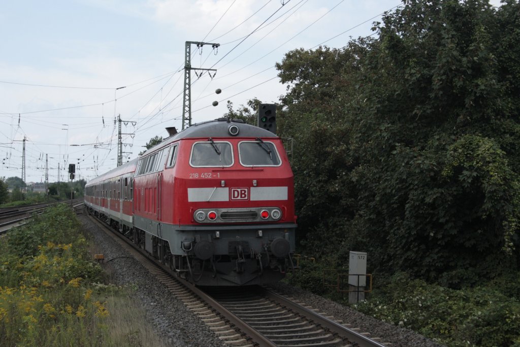 218 452, schiebt eine RB durch Han.Bismarkstrae am 22.08.2011. Foto wurde gemacht von Bahnsteig in ffentlichen Bereich.