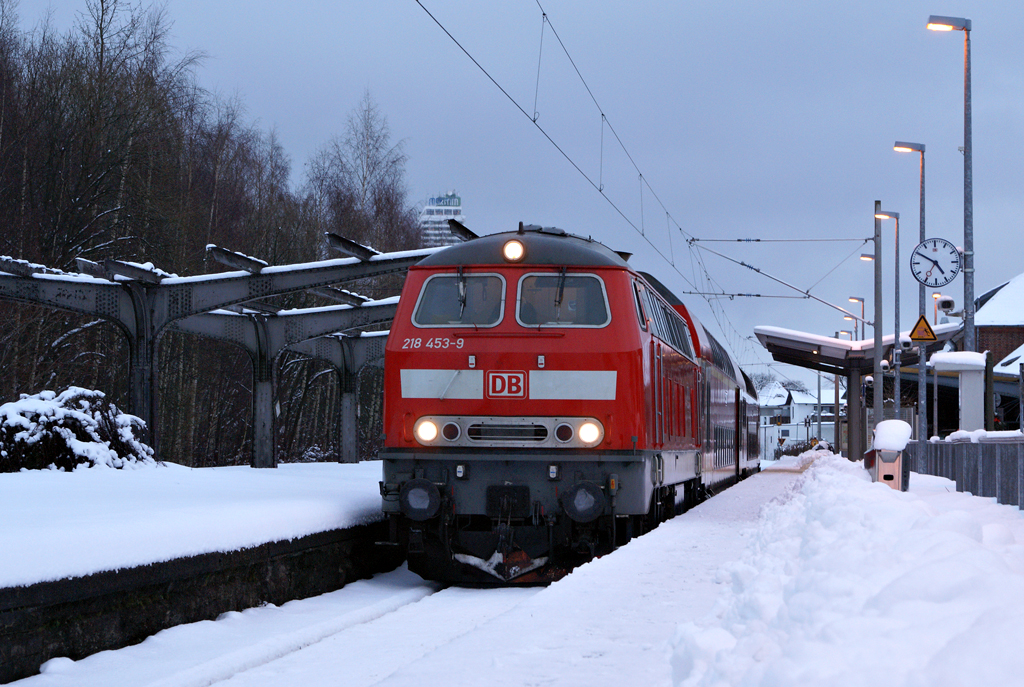 218 453-9 am 31.01.2010 mit einer RB nach Lbeck Hbf beim Halt am Haltepunkt Lbeck-Travemnde Hafen. 