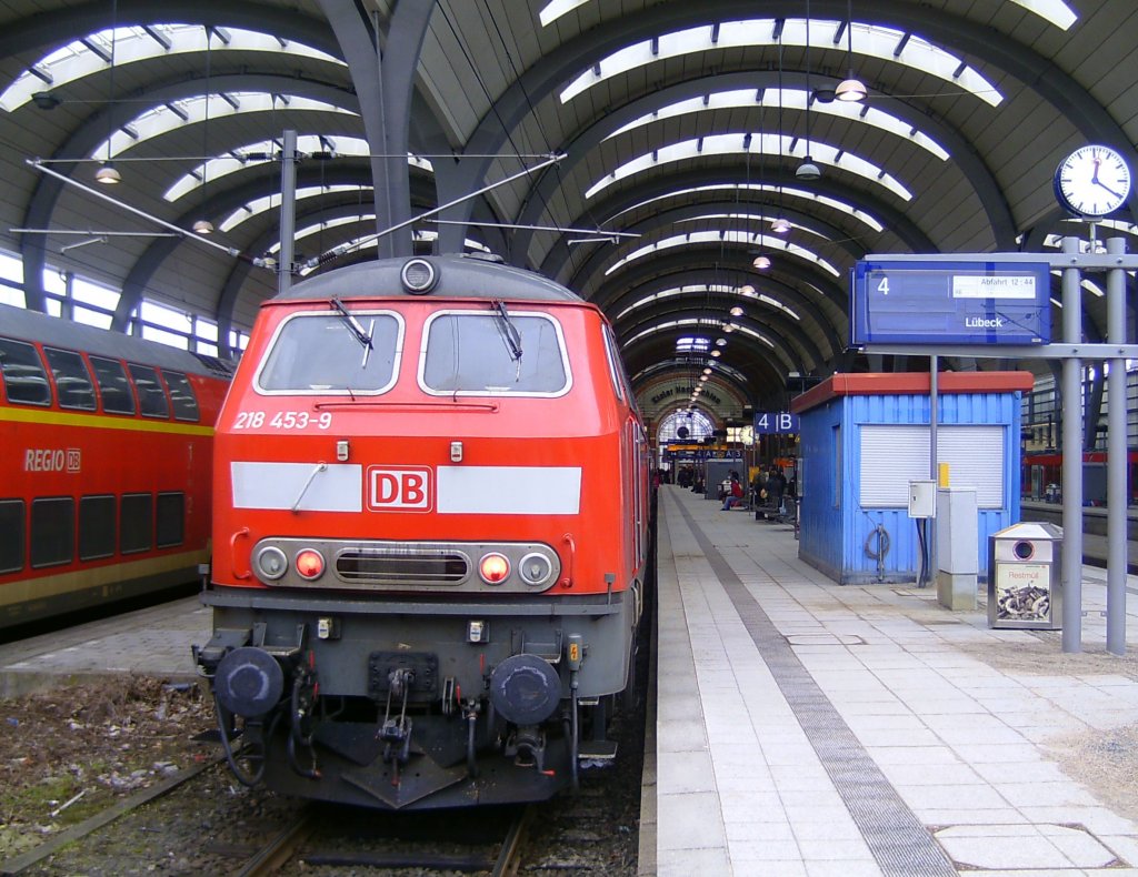 218 453-9 hat ihren Zug gerade in den Kieler Hauptbahnhof geschoben. Gesehen am 16.03.2010.