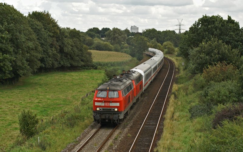 218 454-7 und eine Schwesterlokomtive ziehen am 7.09.2008 bei Heiligenstedten-Julianka einen IC nach Westerland. 