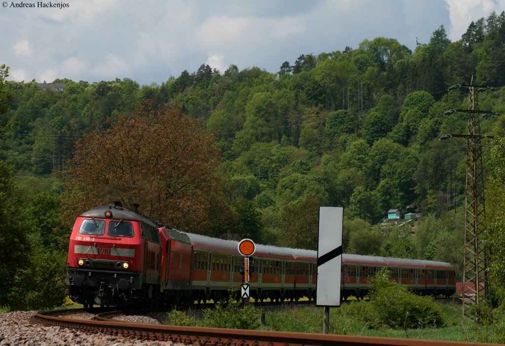 218 456-2 und 146 2** (Zugschluss) mit dem RE 19612 (Singen(Hohentwiel)-Stutt gart Hbf) bei Mhlen 23.5.10
