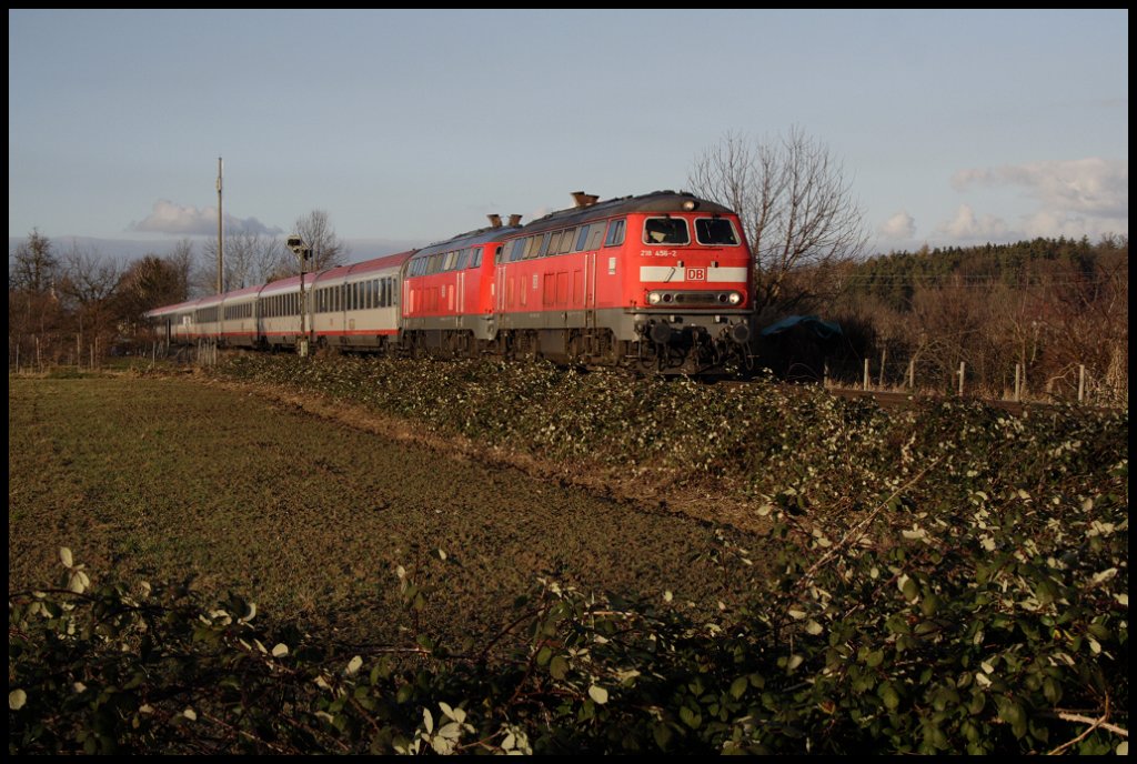 218 456-2 und 218 499-2 mit dem seit Fahrplanwechsel aus BB-Wagen gebildeten IC 119 von Mnster nach Innsbruck bei Langenargen, 14.01.12