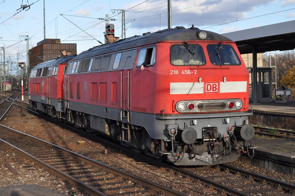 218 456 und 218 495 in Stuttgart am 26.11.2009 bernehmen IC 2013