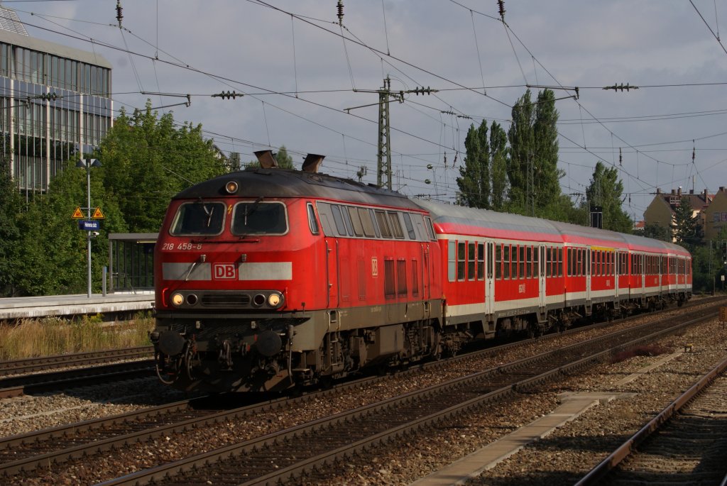 218 458-8 111 175-6 mit einem Leer-RE in Mnchen-Heiemranplatz am 14.08.2010