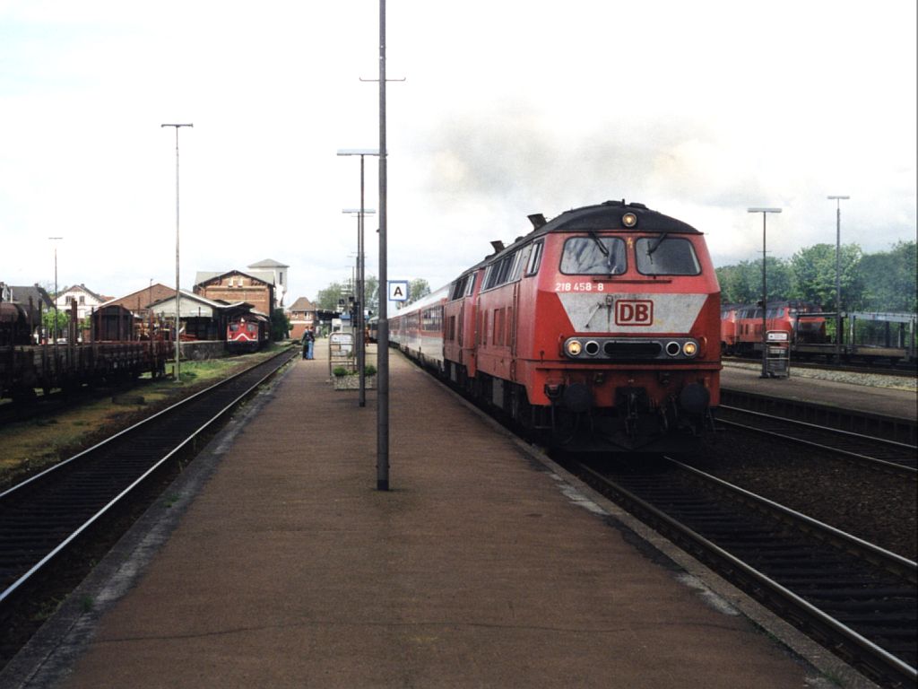 218 458-8 und 218 462-0 mit IC 877 Westerland-Dresden Hbf auf Bahnhof Niebll am 16-5-1999. Bild und scan: Date Jan de Vries.