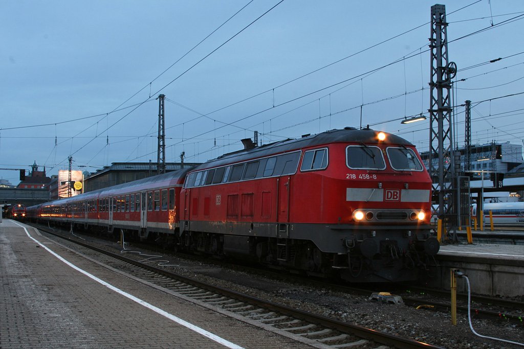 218 458 mit RE 32616 am 28.12.2009 in Mnchen Hbf. Wer genau hinschaut, kann auf dem Bild insgesamt drei 218er sehen.