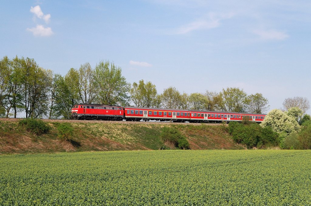 218 458 mit RE 57418 bei Oberbergen (23.04.2011)
