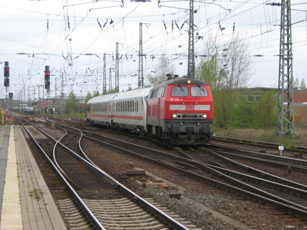 218 459-6 mit instandgesetzten oder aufgearbeiteten IC Reisezugwagen aus dem AW Neumnster auf der Fahrt durch den Bahnhof Neumnster nach Hamburg am 19.04.2007 