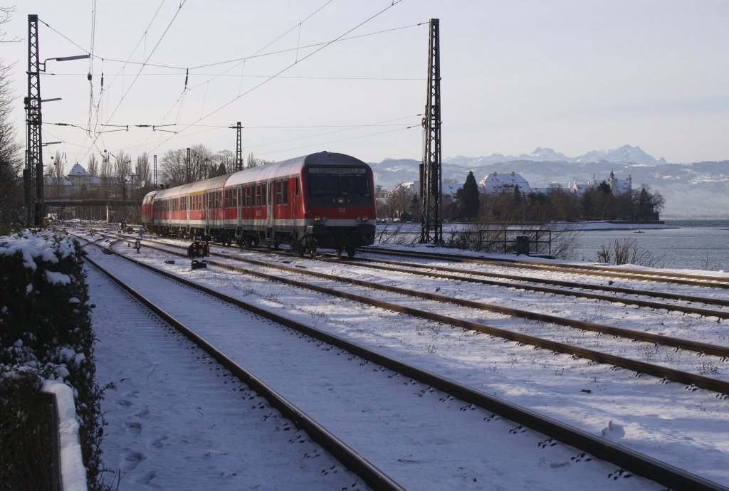 218 462-0 schiebt ihre RB aus dem Lindauer Hauptbahnhof heraus und ber den Bahndamm, um dann die Fahrt nach Augsburg aufzunehmen, 27.12.10