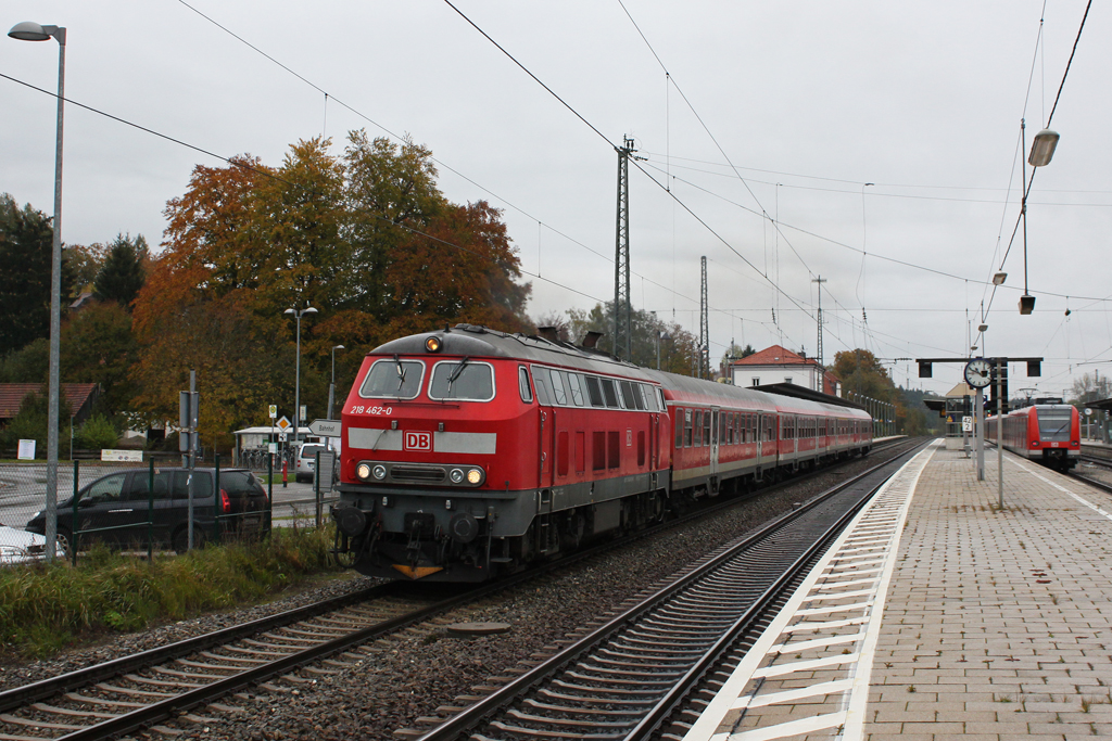 218 462 mit LED Lampen mit einem RE am 26.10.2011 in Geltendorf.