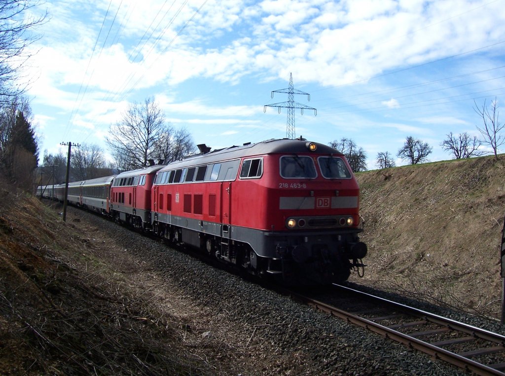 218 463-8 mit EC 193 von Zrich nach Mnchen bei Itzlings kurz nach der Durchfahrt des Bahnhofs Hergatz am 31.03.2010.