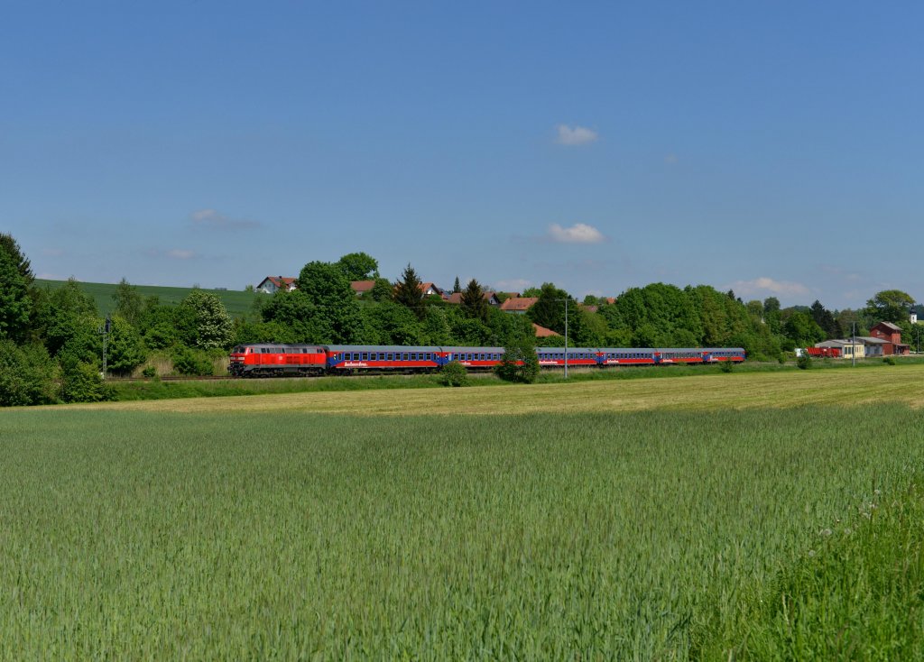 218 463 mit einem Pilgersonderzug am 18.05.2013 bei Egglkofen.