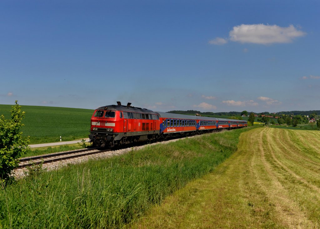 218 463 mit einem Pilgersonderzug nach Marktredwitz am 18.05.2013 bei Egglkofen.