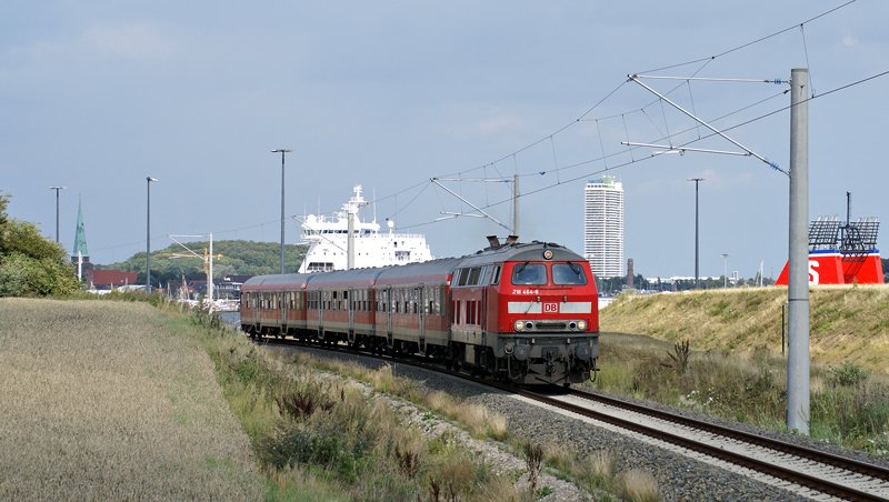 218 464-6 am 13.08.2008 mit einer RB nach Lbeck Hbf bei Lbeck-Travemnde.