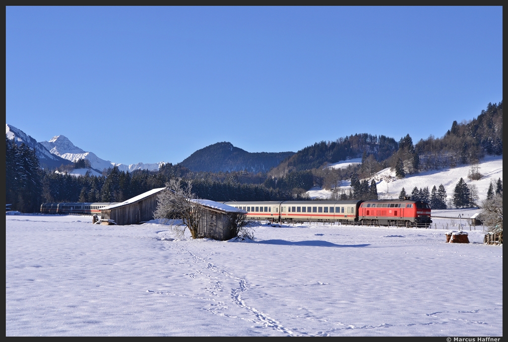 218 464-6 ist am 23. Januar 2013 mit ihrem IC 2012 im wunderschn verschneiten Allgu bei Langenwang unterwegs.