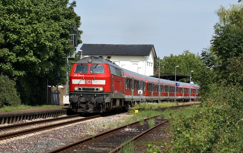 218 464-6 zieht am 7.08.2008 einen RE nach Kiel Hbf aus dem Bahnof von Pln.