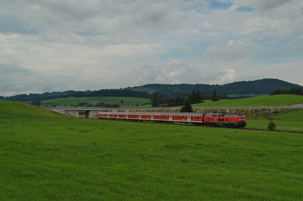 218 464-8 erreicht an einem sehr regnerischen Tag mit RE 32612, Mnchen Hbf - Fssen, bei Weizern-Hopferau in Krze ihren Zielbahnhof. August 2010