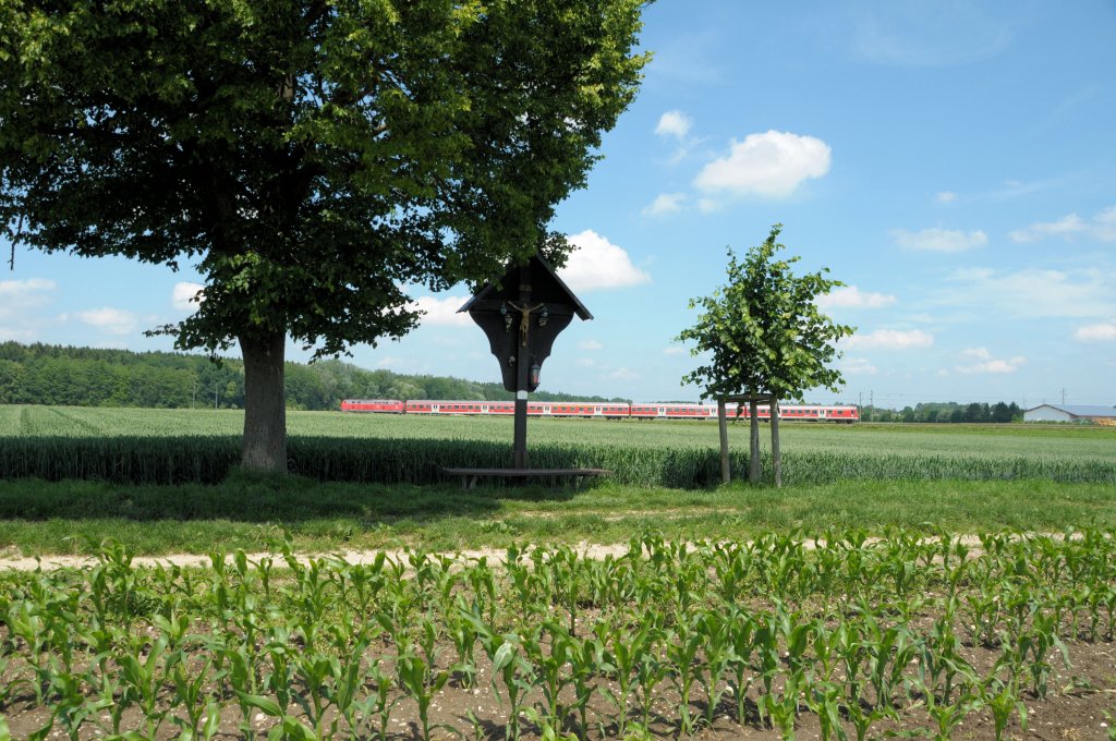 218 464 am 04.06.11 mit der RE aus Fssen am Aubinger Marterl bei Mnchen