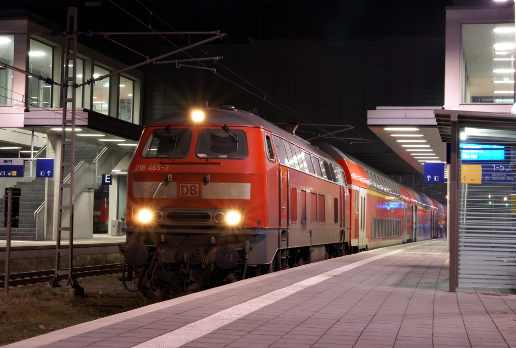 218 465-3  mit einem RE nach Kiel Hbf am 27.02.2011 im Lbecker Hauptbahnhof.