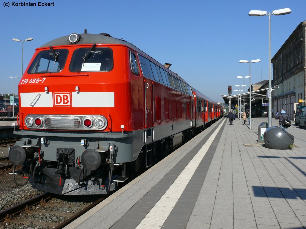 218 468-7 mit dem RE von Hof Hbf nach Leipzig Hbf beim Halt in Hof Hbf, 06.09.2010