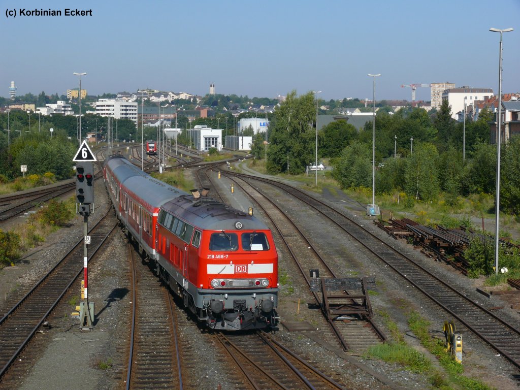 218 468-7 mit dem RE von Hof Hbf nach Leipzig Hbf bei der Ausfahrt in Hof Hbf, 06.09.2010