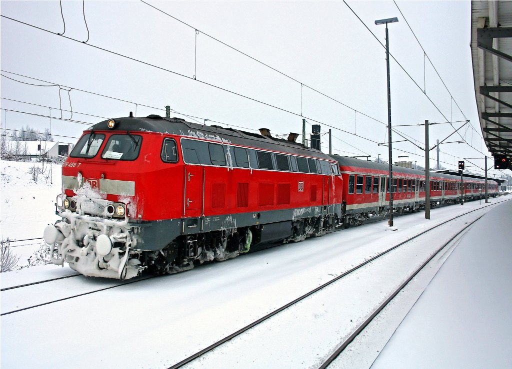 218 468 mit RE3701 Leipzig - Hof in Reichenbach, 30.11.010.