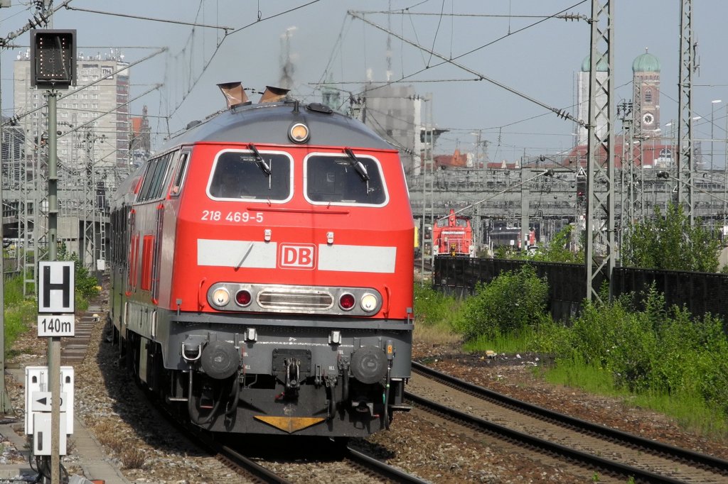 218 469 am 30.06.12 mit der RB nach Memmingen an der Mnchner Donnersbergerbrcke