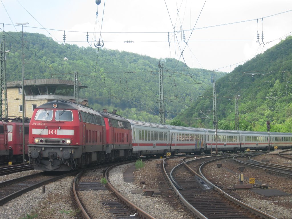218-469 durchfhert am 7.6.10 mit einer weiteren 218 und IC 2013 nach Oberstdorf (+35 min.) Geislingen (Steige)