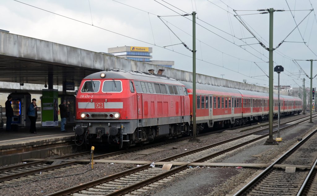 218 470 bespannte am 11.04.13 einen Ersatzzug von Hannover nach Braunschweig. Hier wird der Zug im hbf bereitgestellt.