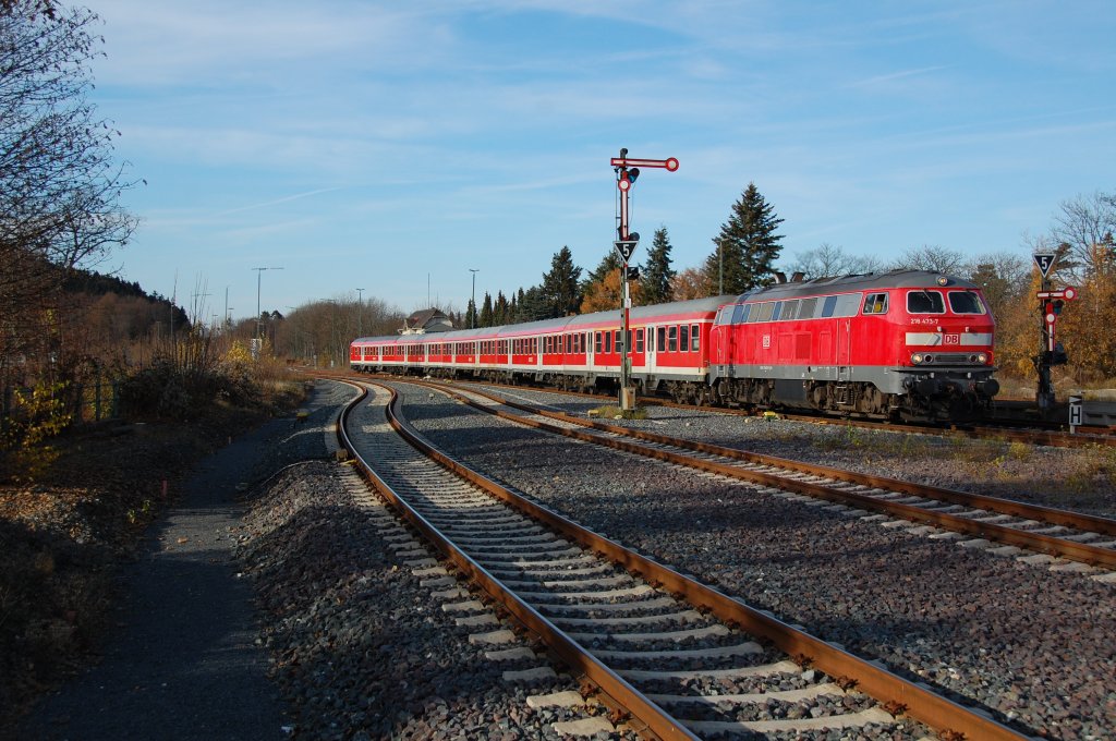 218 473-7 mit RE 14067 von Hannover nach Bad Harzburg, hier einfahrend in Goslar, 20.11.2011.
