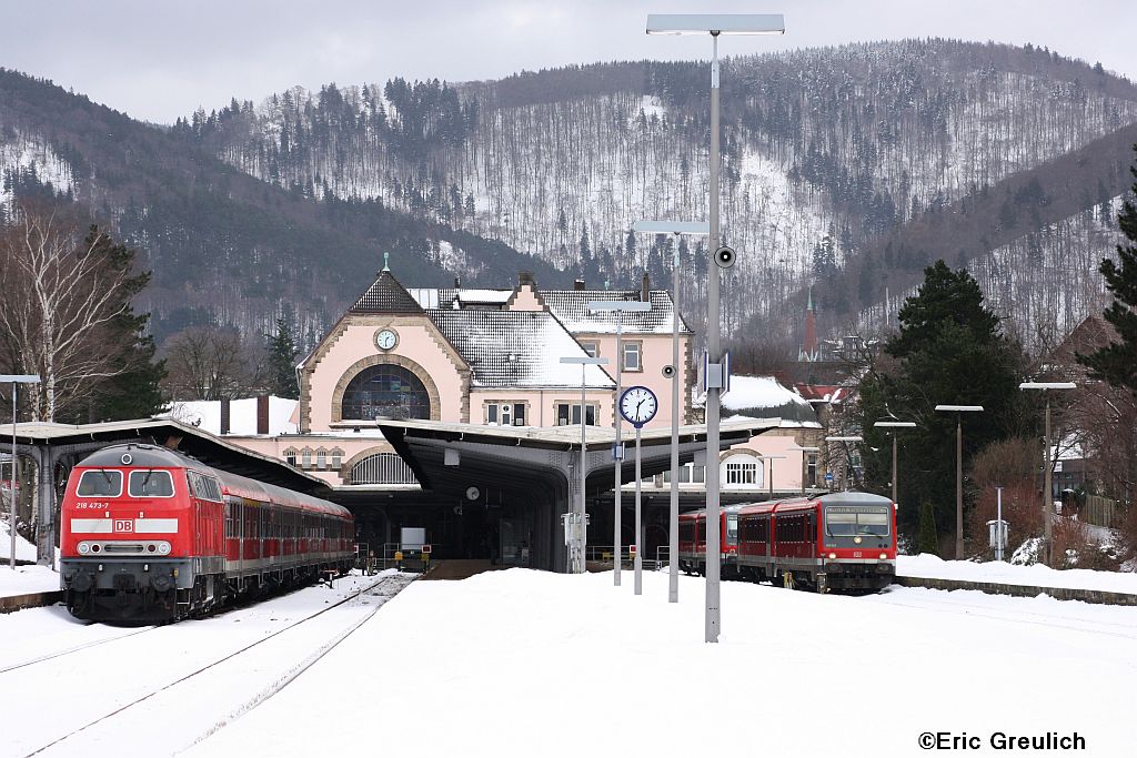 218 473 steht mit dem RE14070 in Bad Harzburg und wartet noch auf Fahgste am 02.01.2011.