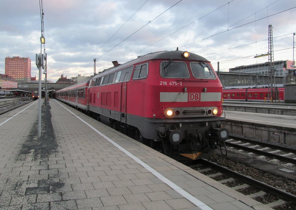 218 475-2 steht am 02. Januar 2012 mit einem RE in Mnchen Hbf.