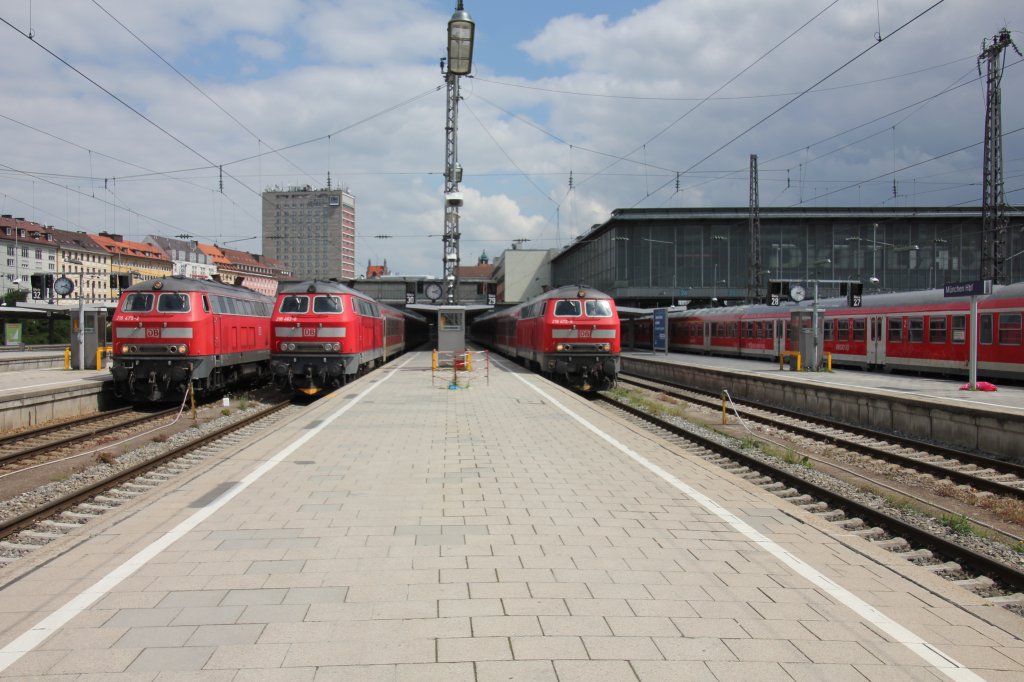 218 475,218 462 und 218 472 warten am 13.05.2012 in Mnchen(Hbf.)auf neue Aufgaben.