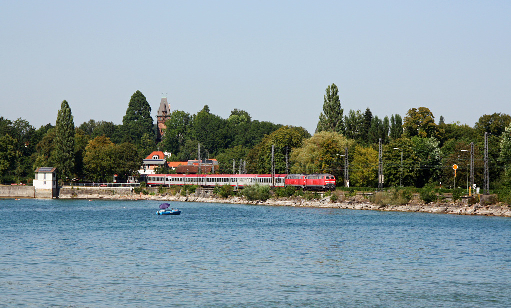 218 476 und 218 464 mit IC 119 von Mnster nach Innsbruck berquert am 20.08.12 in Lindau den Bodensee.