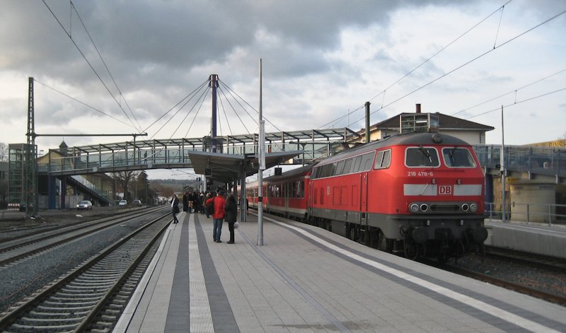 218 476-8 steht am 13. Dezember 2009 mit einem Fuballsonderzug in Sinsheim (Elsenz) abgestellt.