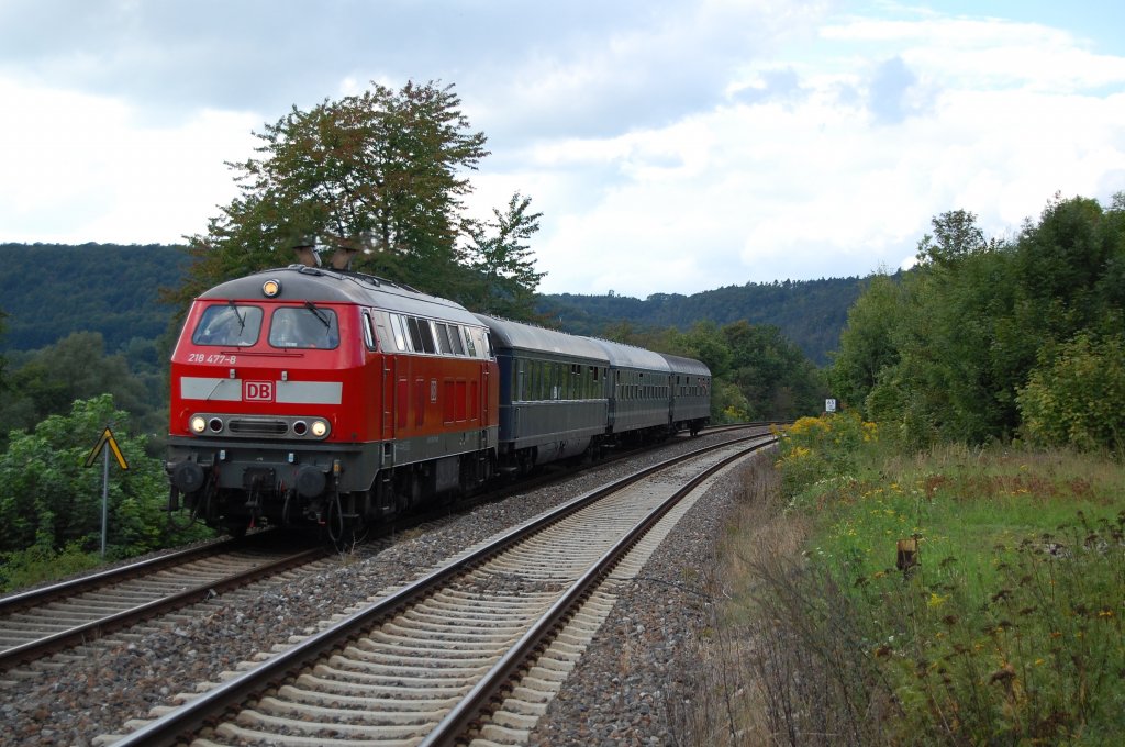 218 477-8 durchfuhr am 04.09.2010 mit dem Sonderzug von Meiningen nach Frankfurt (Main) Hbf den Bahnhof Untermafeld.