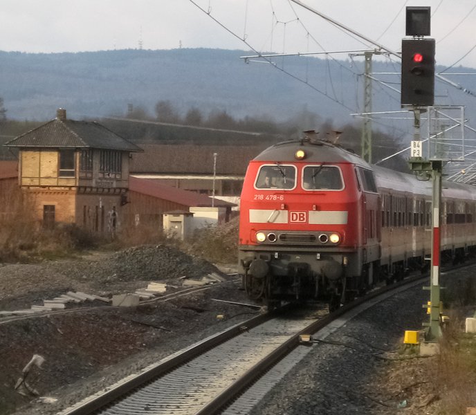 218 478-6 mit RB 18993 (Ludwigshafen(Rh)Hbf-Sinsheim(Elsenz)) bei der Einfahrt in Meckesheim am 13. Dezember 2009. Links sieht man das alte Stellwerk.