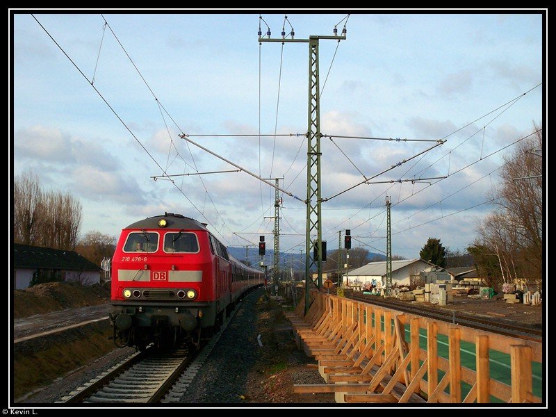 218 478 kommt mit dem RB 18993 in den Meckesheimer Bahnhof eingefahren. Aufgenommen am 12.12.2009