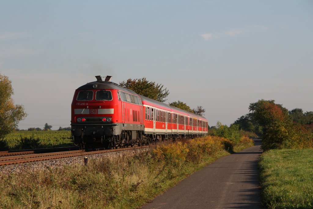 218 478 schiebt einen RE von Neustadt(Weinstr) Hbf nach Karlsruhe Hbf.Aufgenommen am 04.10.10 in Edesheim(Pfalz).