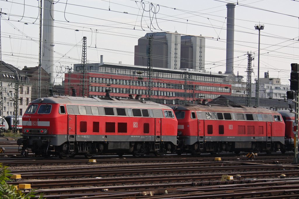 218 479 und 218 442 schieben am 27.7.12 einen RE aus dem Hbf von Frankfurt.