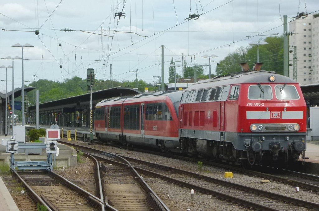 218 480-2 schleppt 642 073 am 10.05.2012 nach Kaiserslautern