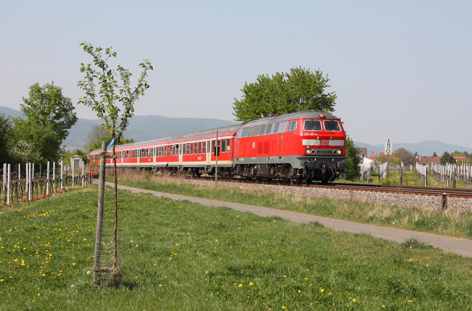 218 481 mit RE 28033 von Neustadt/Weinstr nach Karlsruhe Hbf.Aufgenommen bei Edesheim.