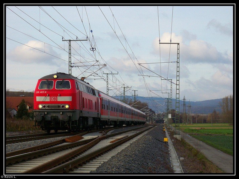218 483 zieht einen Fussball-Sonderzug durch das anfngliche Elsenztal und erreicht in Krze Meckesheim. Aufgenommen am 12.12.2009