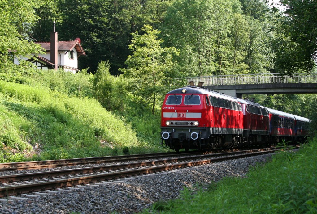 218 484-4 und die altrote 218 387-9 ziehen den aus zehn BTE-Wagen bestehenden EX 2691 auf der Rckfahrt von Friedrichshafen nach Ulm zwischen Brugg und Lohner, 06.07.10