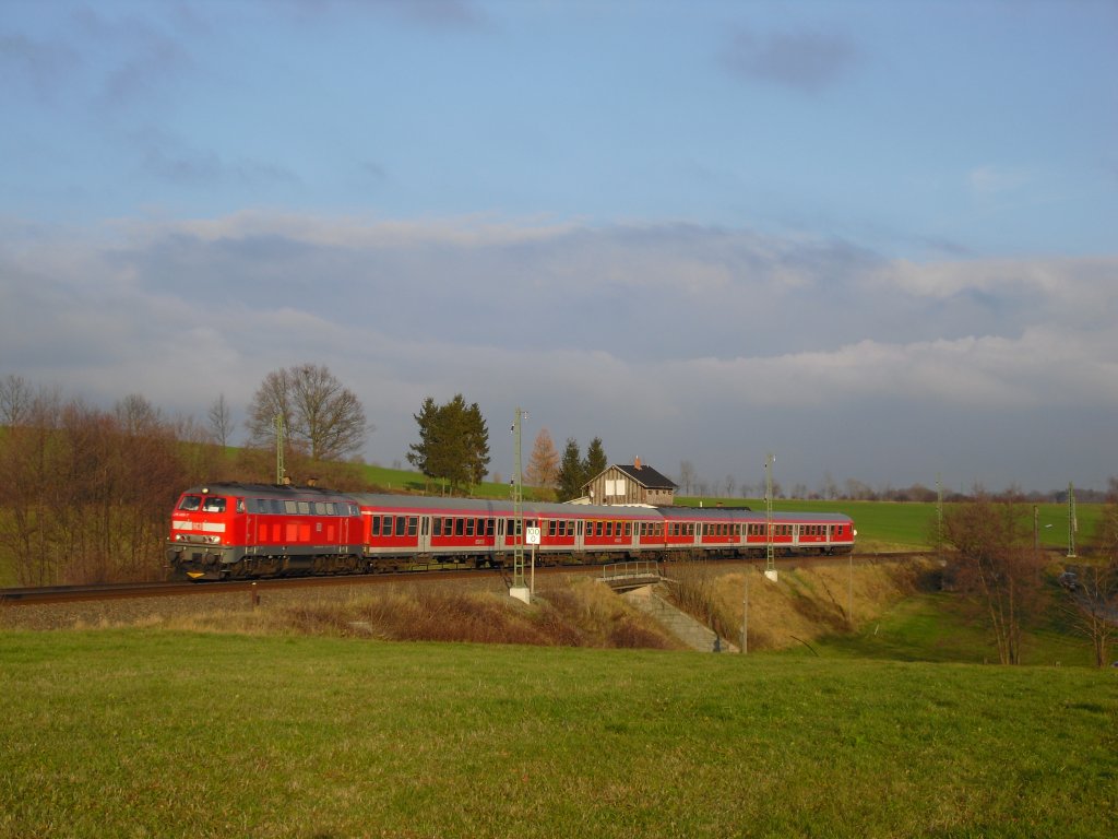 218 486-7 ist hier mit dem Bder Express Leipzig-Hof, am 20.11.10 in der Kurve bei Limbach/V. zusehen. Wie man sehen kann sind hier schon die Oberleitungsmasten gesetzt wurden.